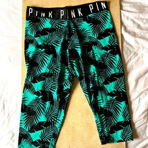 Victoria’s Secret PINK Ultimate Crop Leggings Green w. Palm Print Size L